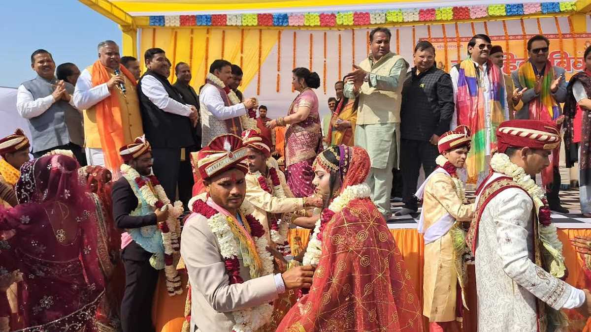 गरीब कन्याओं के 21 जोड़ों का सामाजिक कार्यकर्ताओं ने कराया विवाह